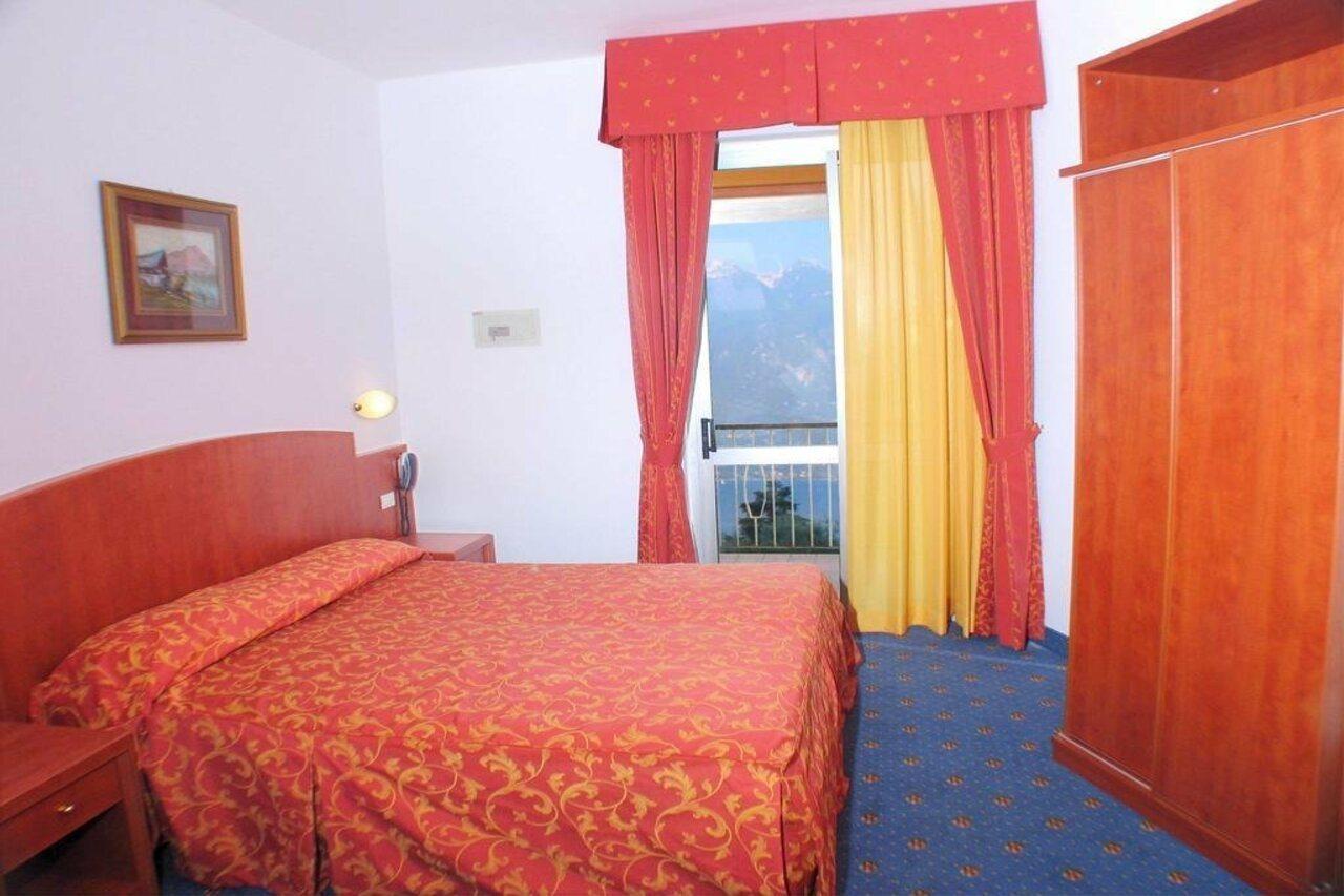 Hotel Astor Лимоне-суль-Гарда Экстерьер фото