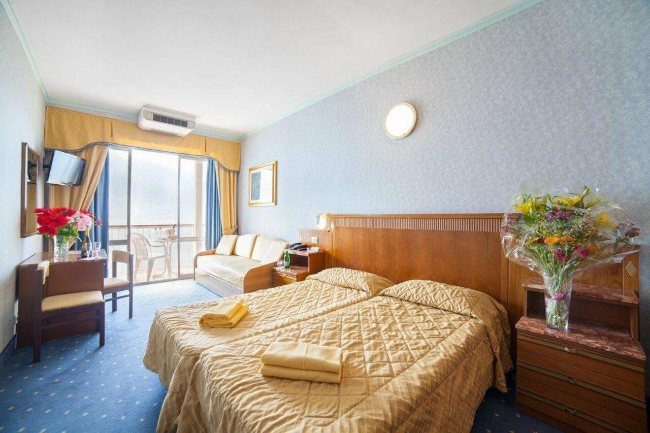 Hotel Astor Лимоне-суль-Гарда Экстерьер фото