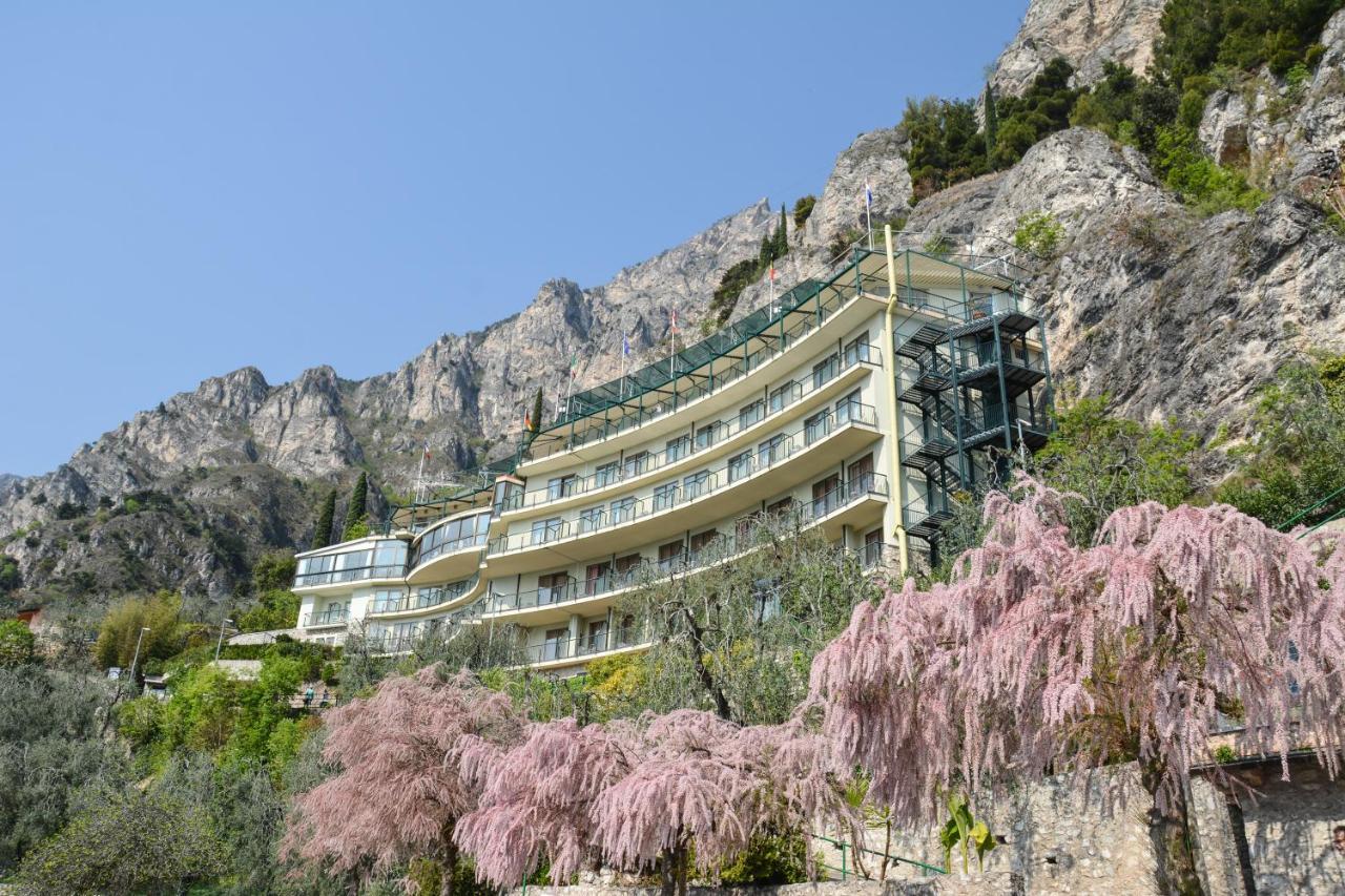 Hotel Astor Лимоне-суль-Гарда Экстерьер фото