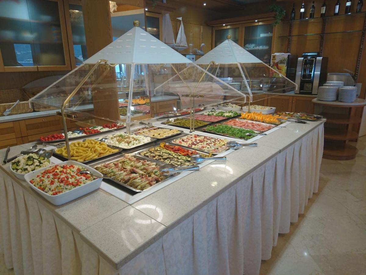 Hotel Astor Лимоне-суль-Гарда Экстерьер фото