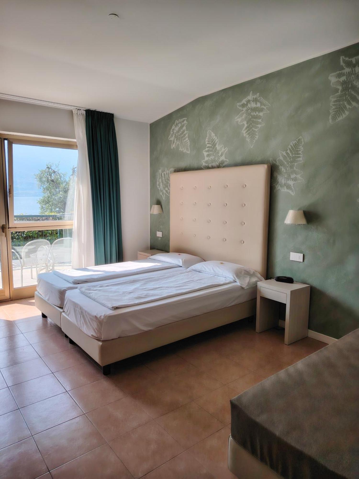 Hotel Astor Лимоне-суль-Гарда Экстерьер фото