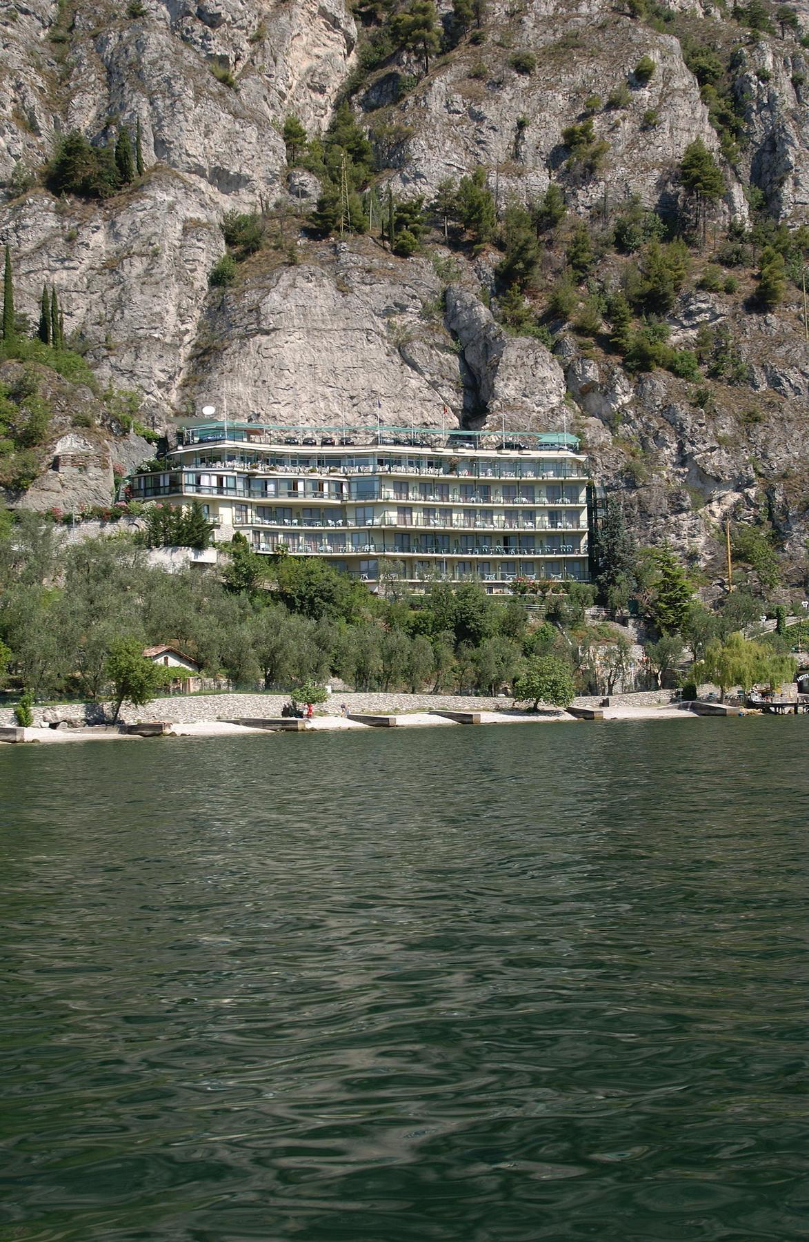 Hotel Astor Лимоне-суль-Гарда Экстерьер фото